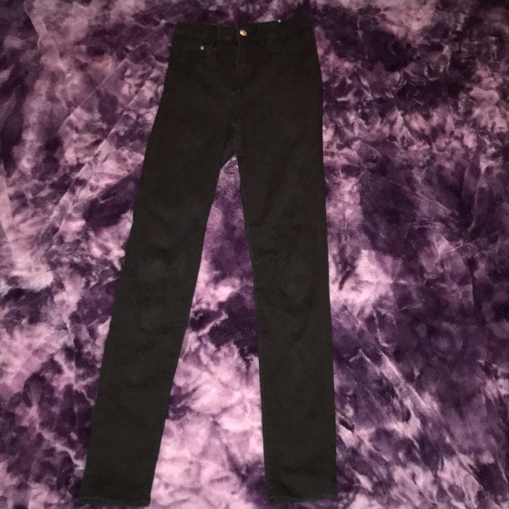 Black highwaisted skinny jeans.